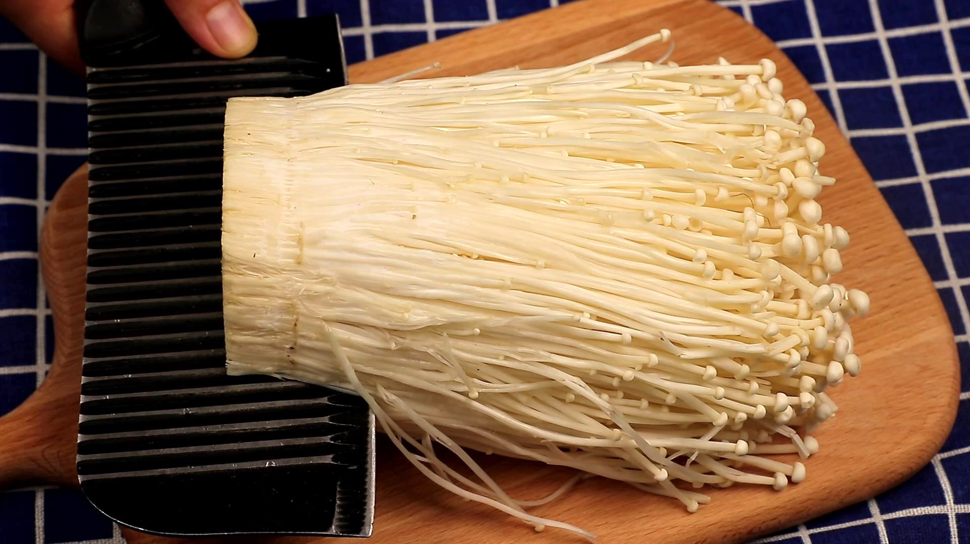 Listeria Outbreak Causing Four Deaths Linked to Enoki Mushrooms, Say Officials