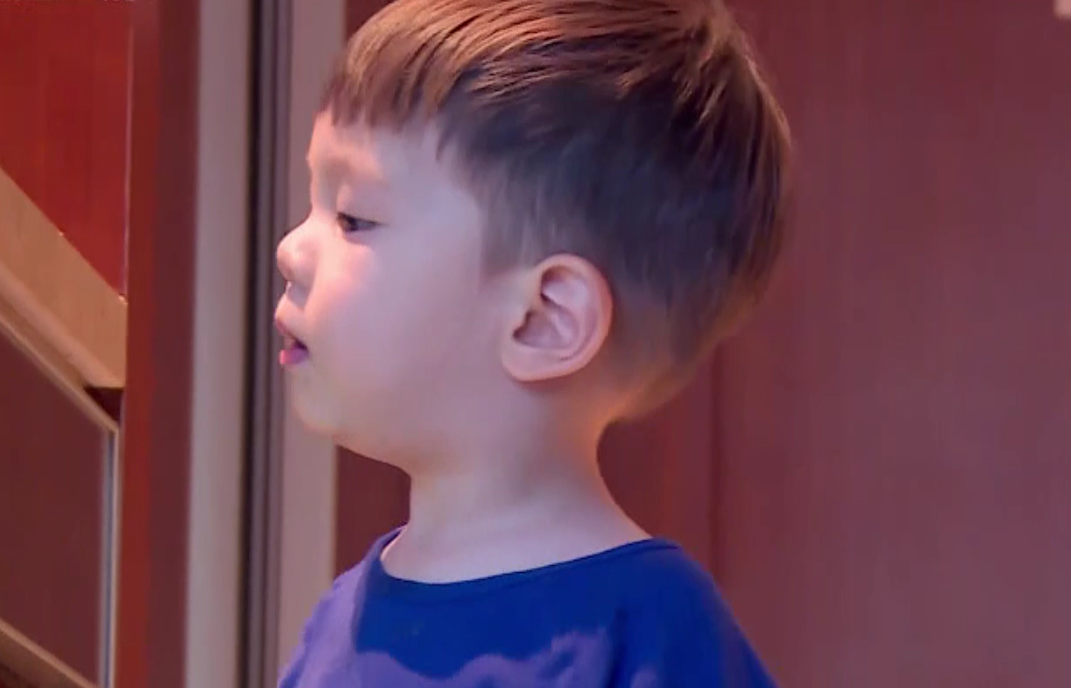 爸爸回来了:郑恺变成"怪蜀黍",嗯哼看到突然愣住,直接沉默了