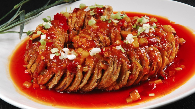 茄子别只会红烧了,叫你烹制盘龙茄子,色香味美,连汤汁都不剩