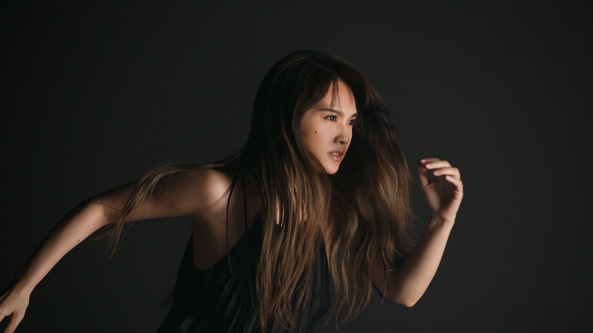 杨丞琳新歌《节日快乐》mv首播,自导自演诠释闪耀的孤独!