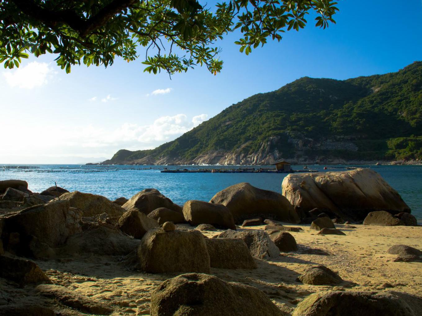 深圳鹅公湾海滩图片