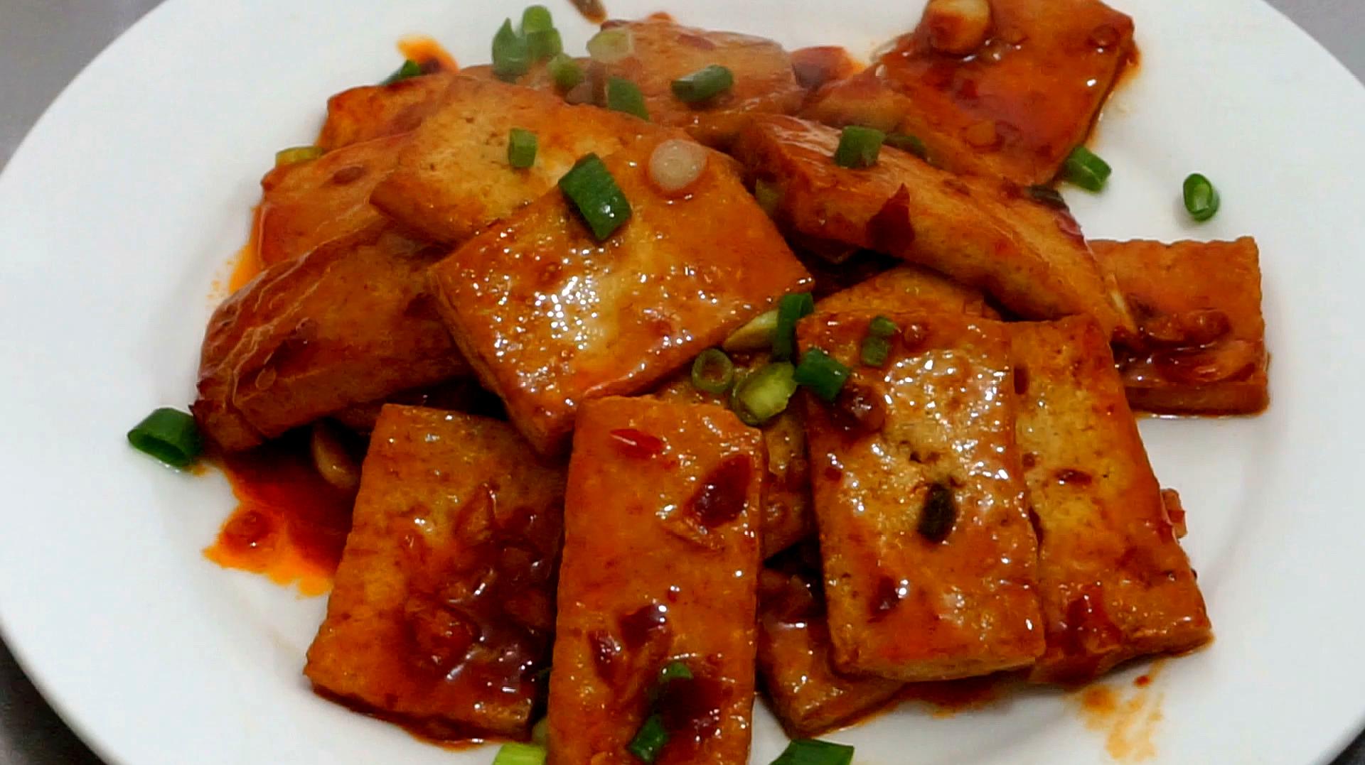 大厨教你鱼香豆腐做法,简单家常,香辣又开胃,一次一盘不够吃
