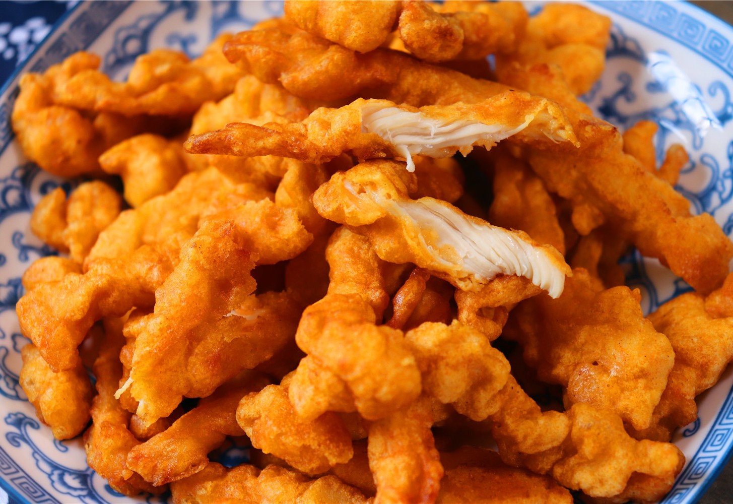 炸酥肉时,别用面粉和淀粉!用它做外酥里嫩,放冷也不回软