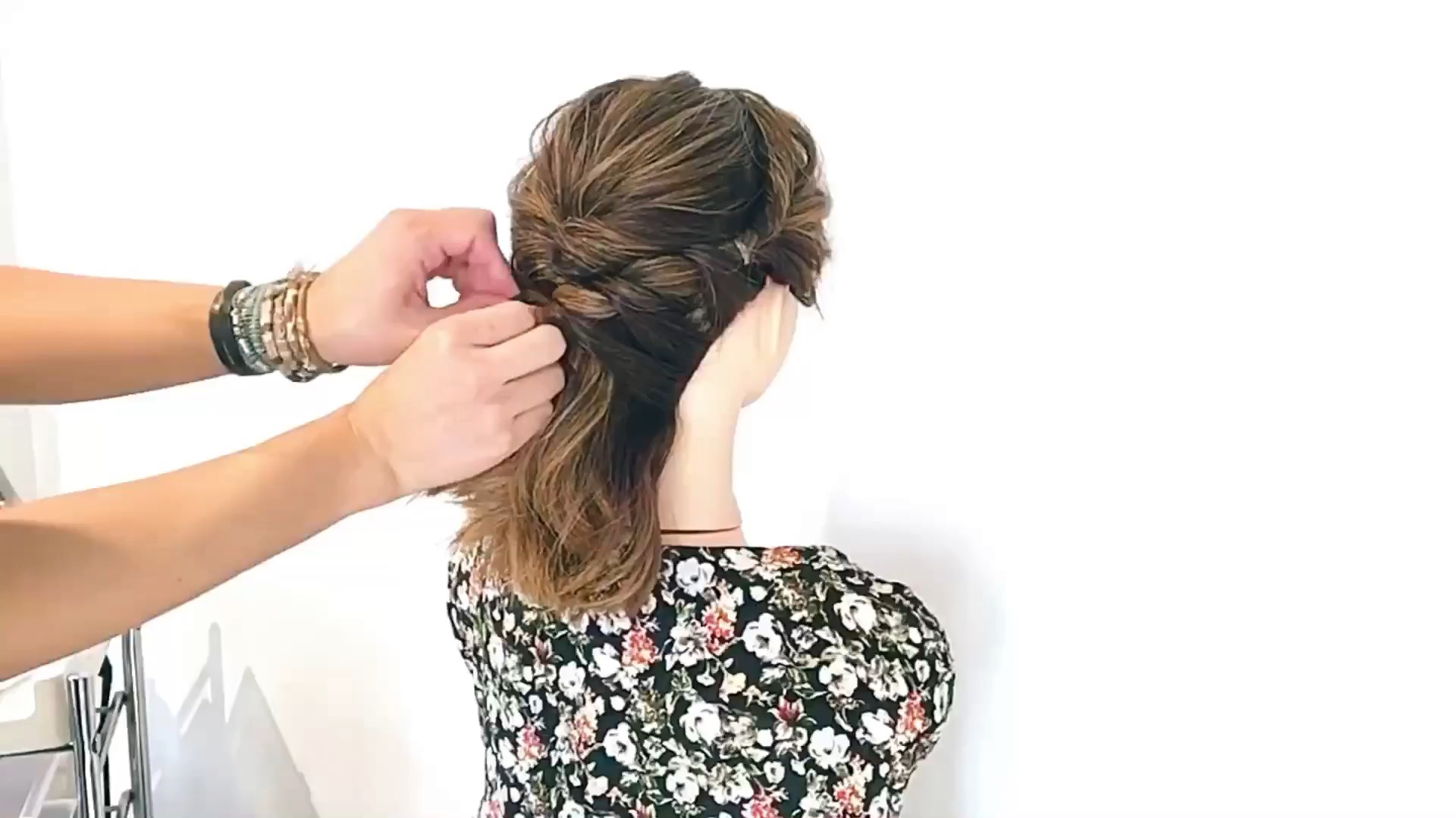 00:54  来源:好看视频-今夏流行的速扎编发,减龄洋气又好看,发型想