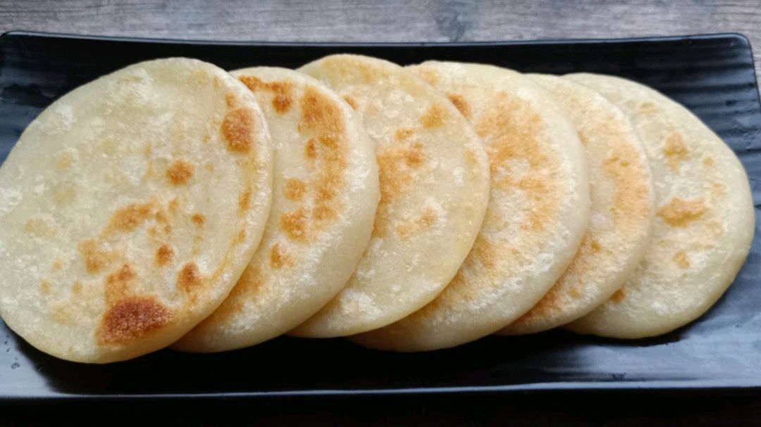 很受欢迎的一款烫面小糖饼,柔软香甜,做法简单,一烫一烙就好了