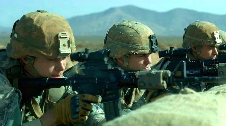 一部最新战争片《杀戮部队》,美军在靶场上向自己人开火