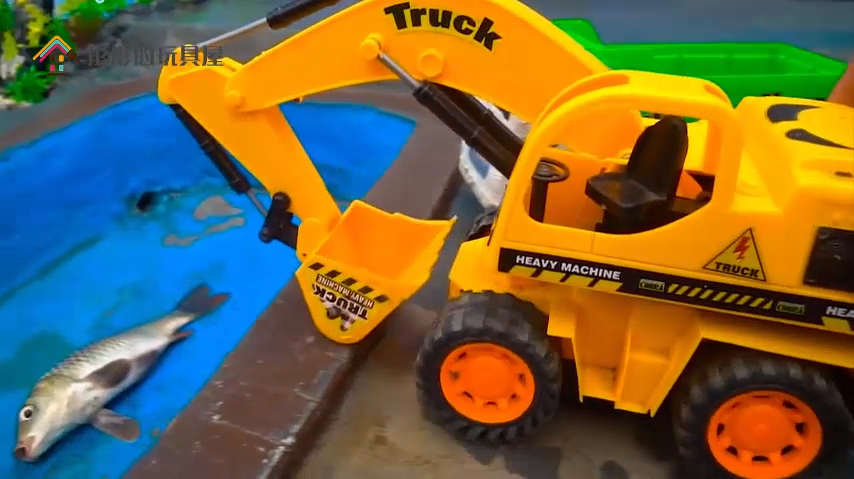 儿童玩具挖掘机挖出一条大鱼真厉害