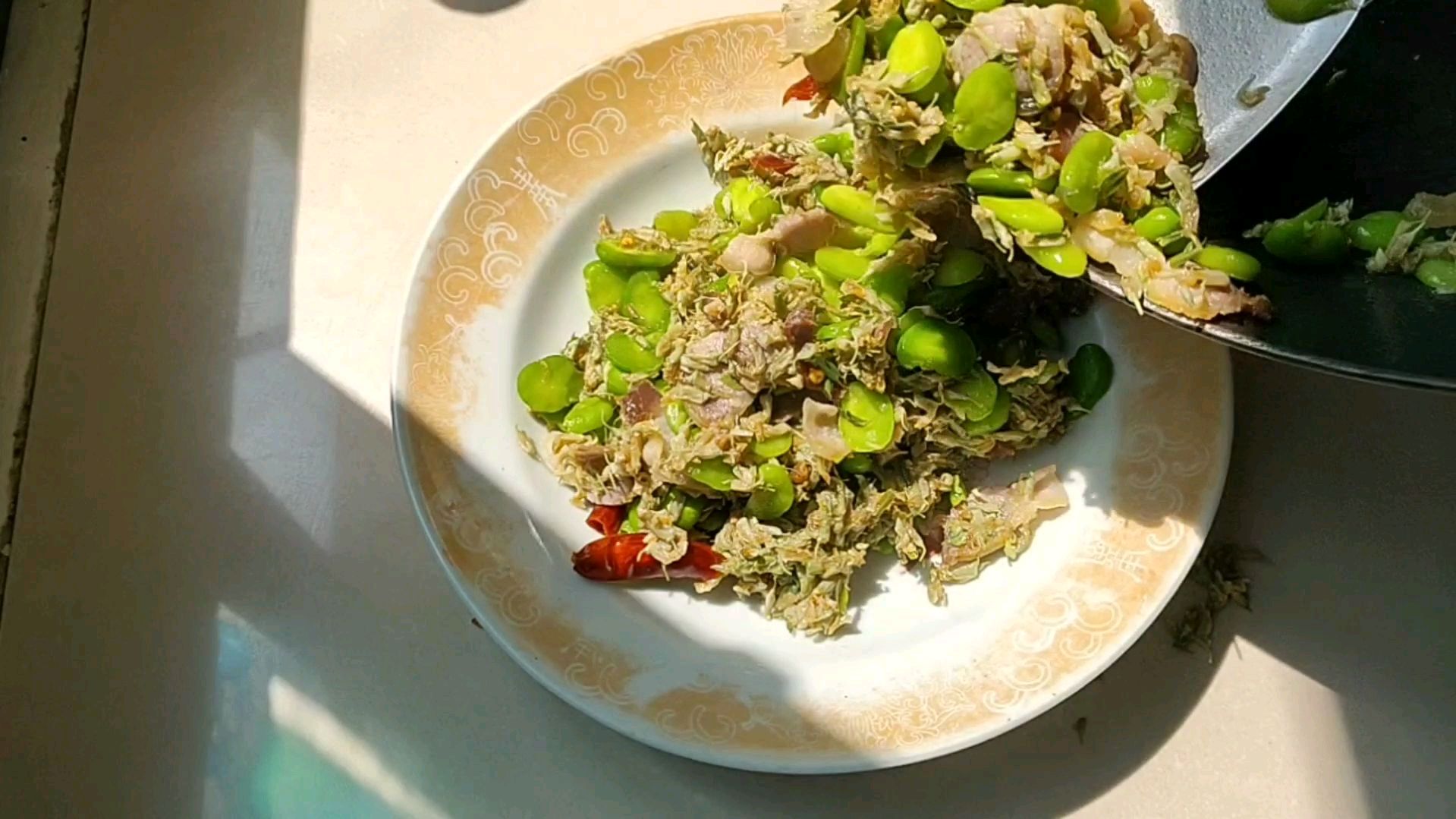 云南春天的味道,蚕豆米炒苦刺花