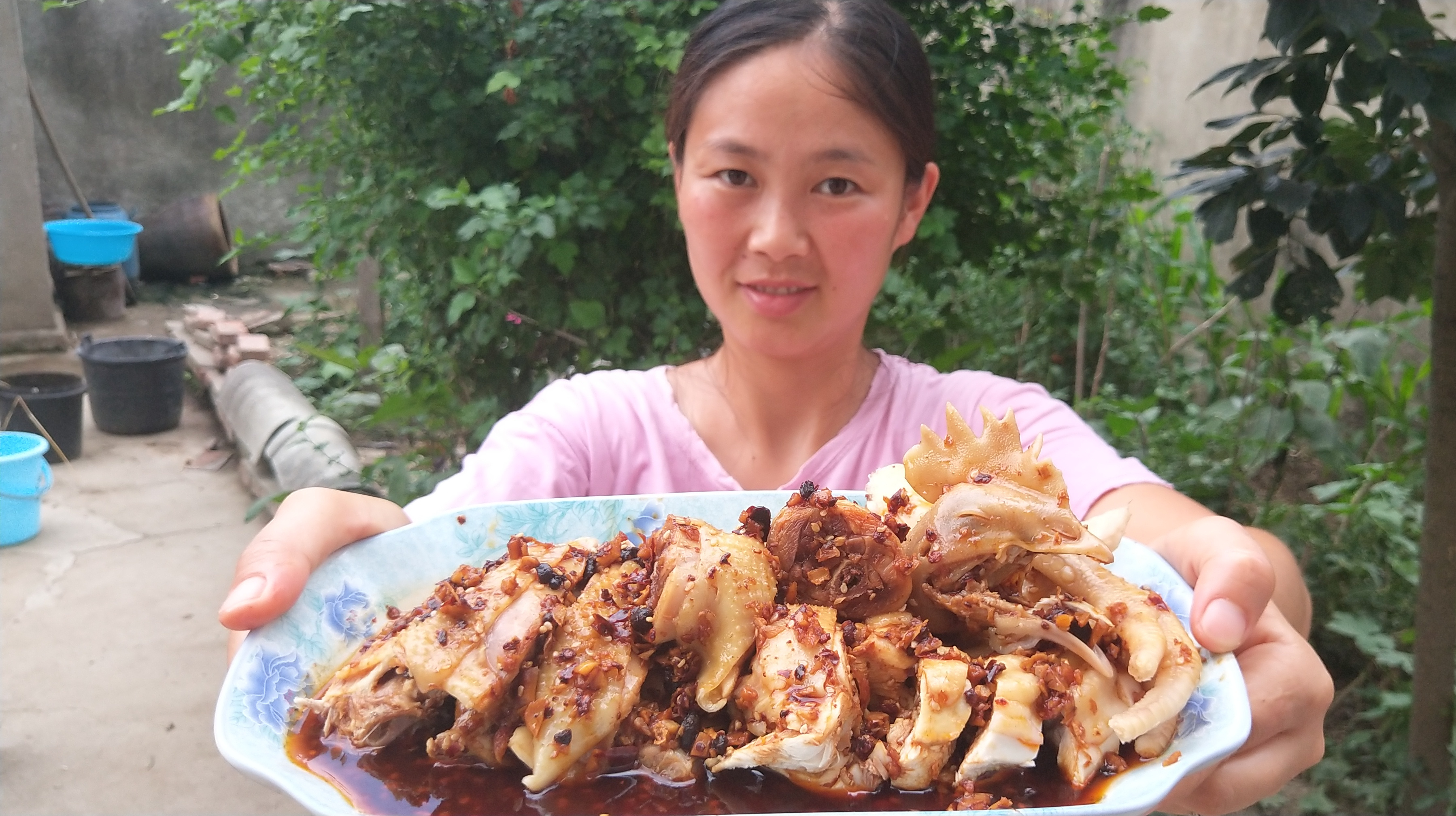 香辣口水鸡,做法简单又好吃,麻辣开胃,吃一口满嘴流油