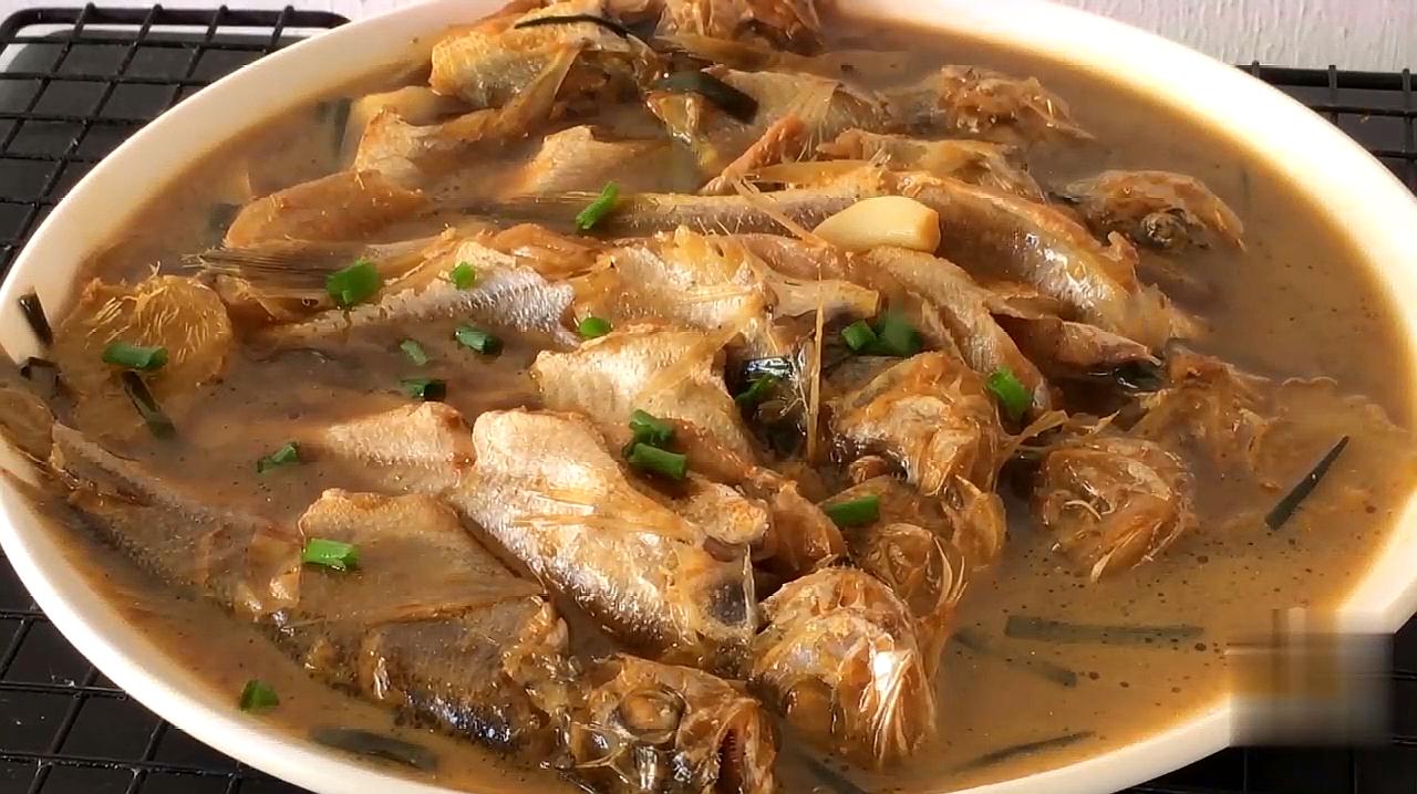 清炖黄花鱼,鱼肉鲜嫩无腥味,出锅连汤汁都喝光