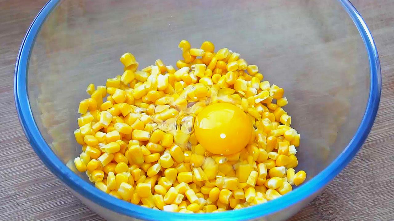 注意玉米粒加入鸡蛋,淀粉拌匀,入锅煎至定型后炒散,加青红椒翻炒,调味
