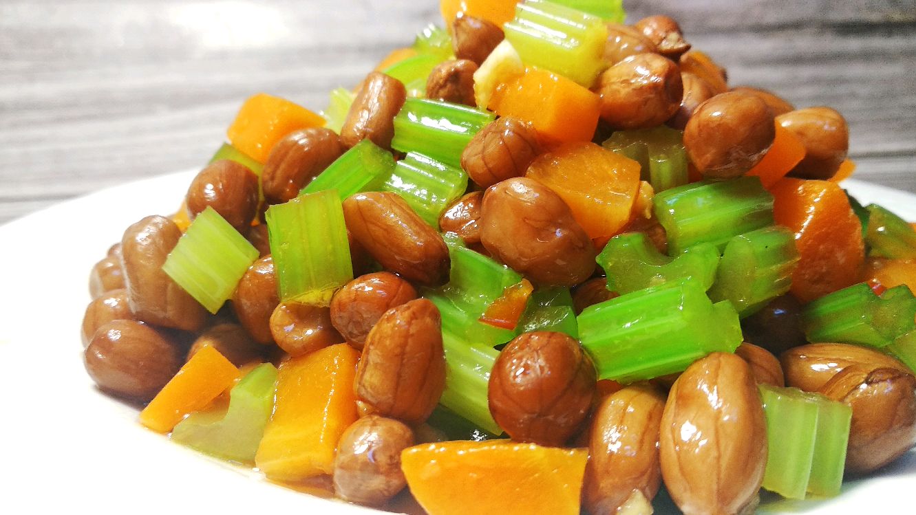 凉拌芹菜花生的做法,简单几步就能搞定,开胃又爽口,比吃肉还香