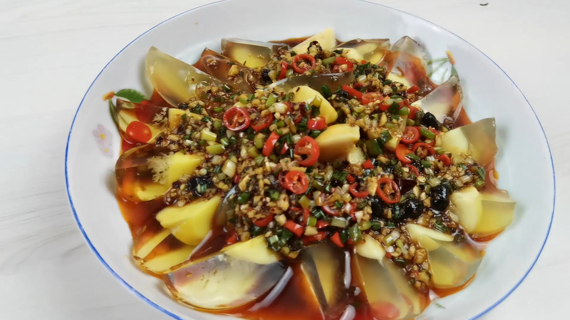 川菜厨师分享青椒皮蛋,这味道才叫美味,全家人都爱吃