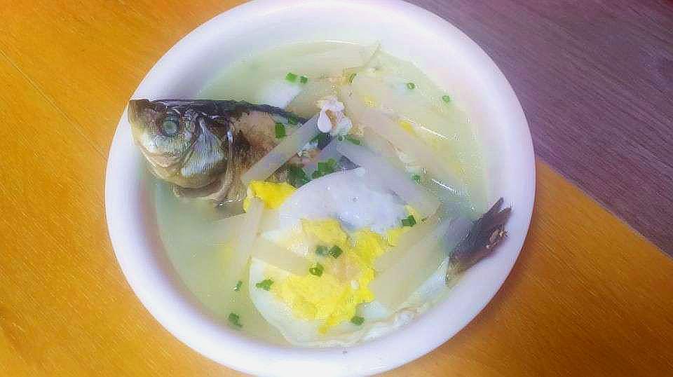 入秋後多喝鯽魚蘿蔔湯,增強抵抗力,湯色奶白,味道鮮美