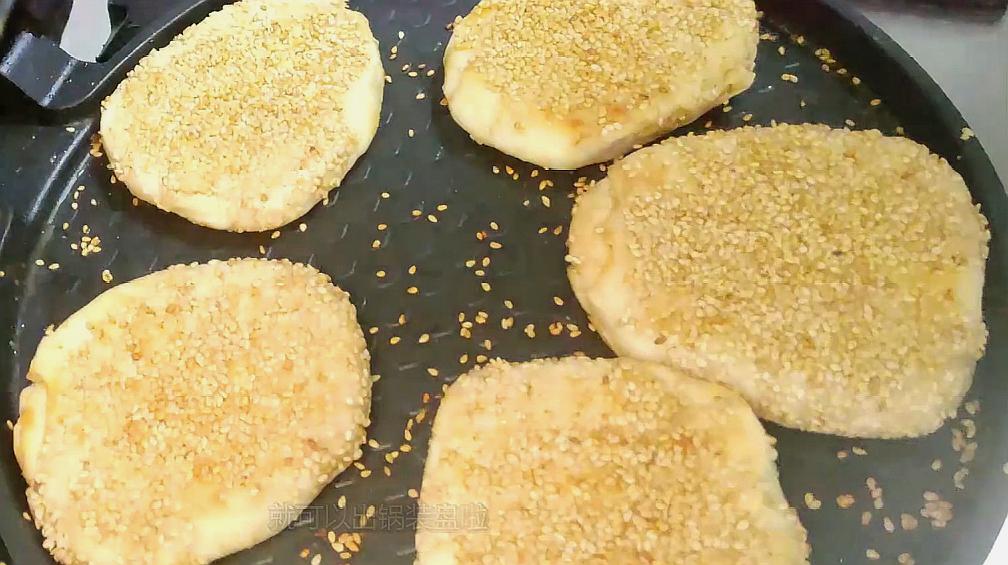 家庭版烧饼做法,半斤面粉和一把芝麻,能把芝麻饼做的外酥里嫩