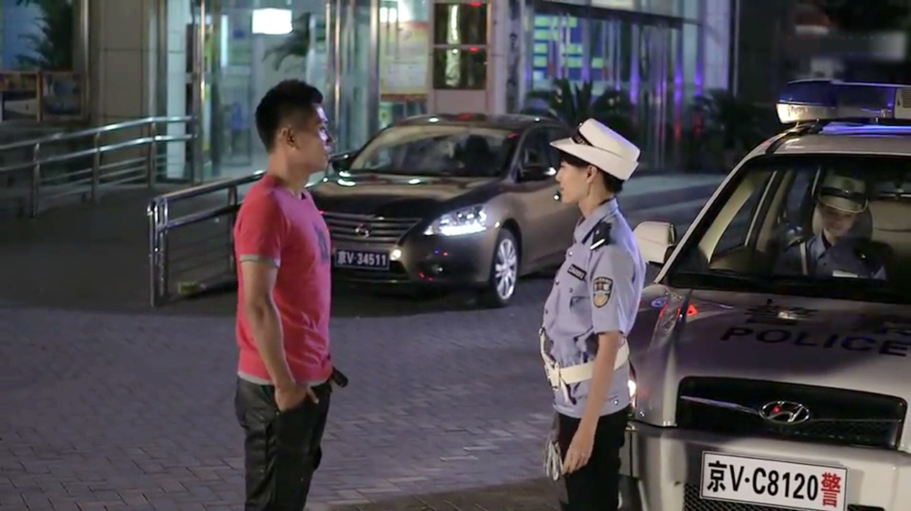 男子因一次交通违规,和女交警相识,从此在违规的路上停不下来