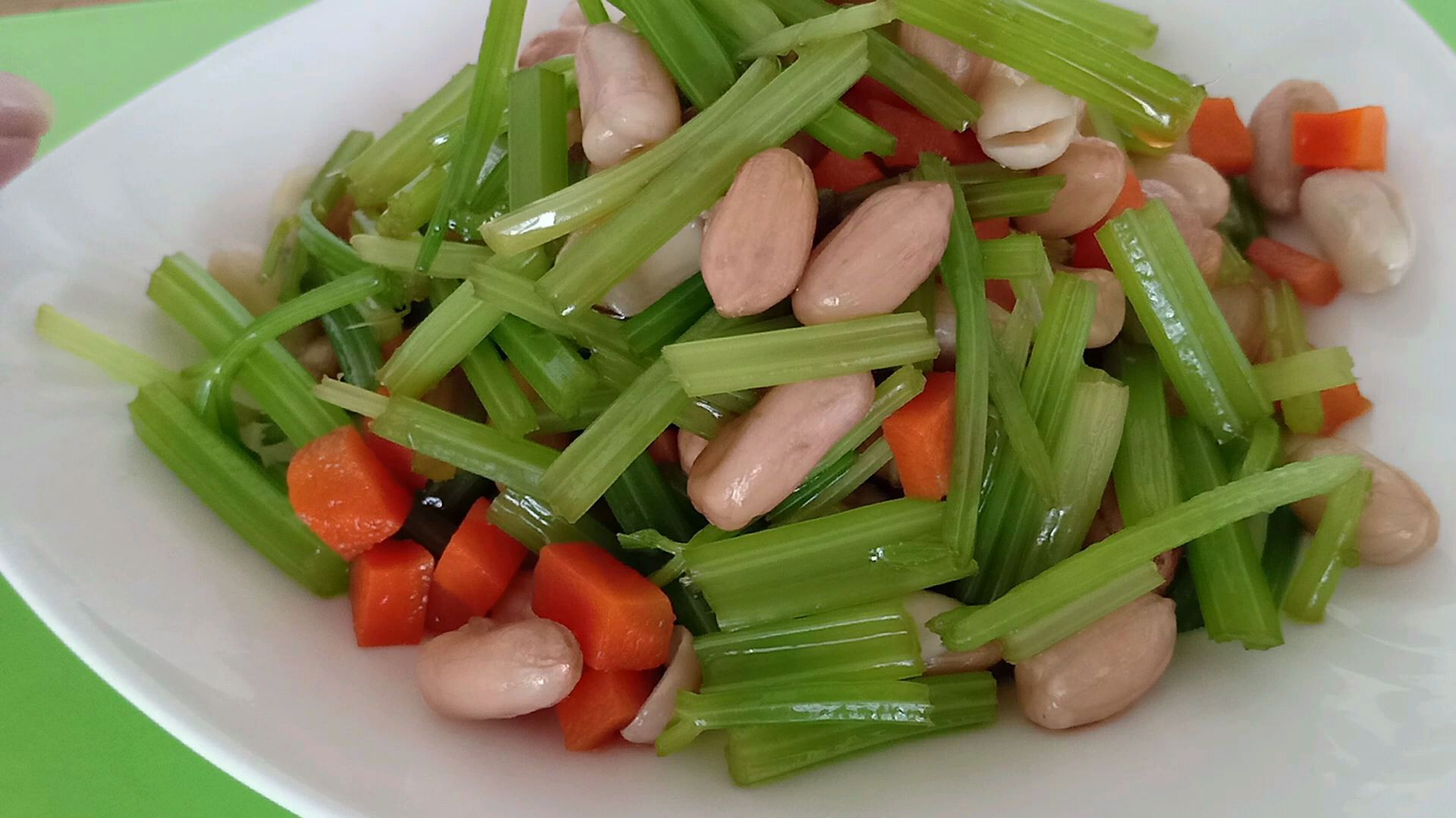 芹菜做美食,脆嫩爽口,还能排毒哦