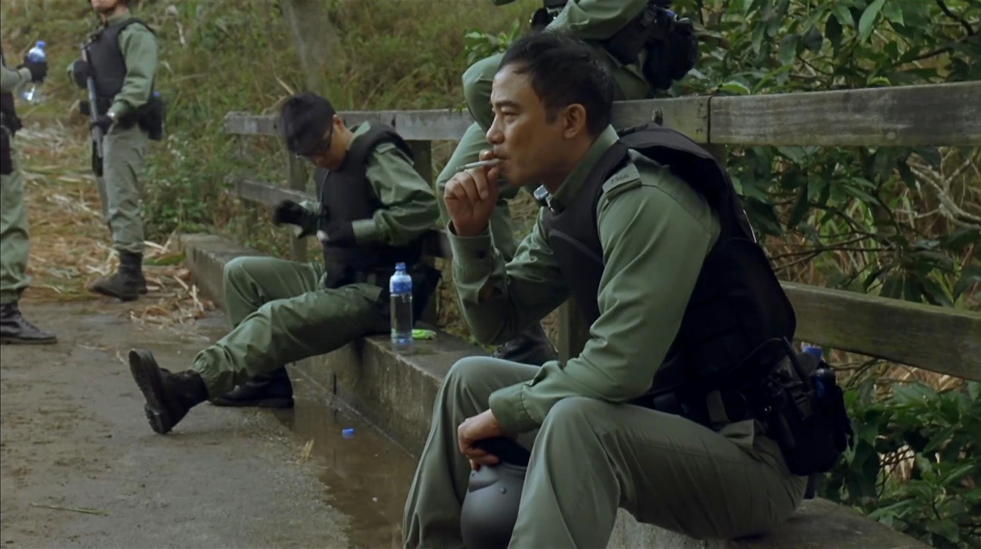 机动部队:任达华正坐着抽烟,下秒却发现不对劲,立马站了起来