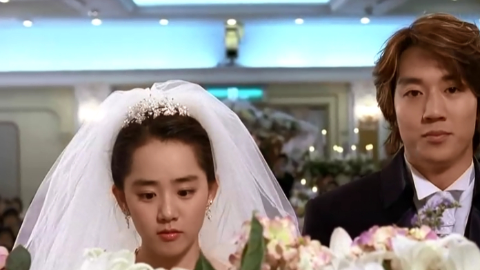 女孩很年轻的时候就结婚啦,但是她对这段婚姻并不满意,可悲呀