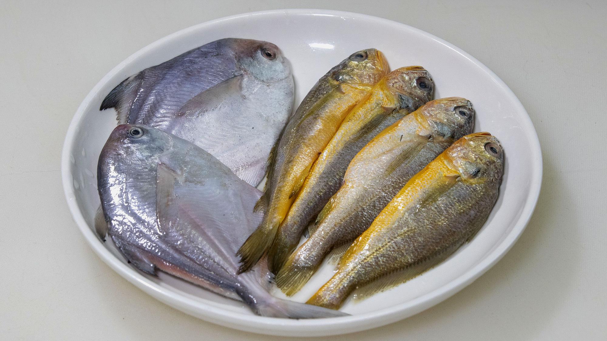 孩子们最喜欢吃的海鲜做法,香煎杂鱼家常菜,出锅的鱼肉外酥里嫩