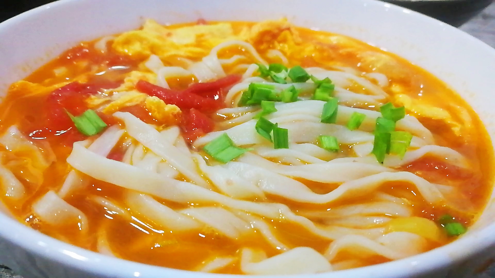 最家常的西红柿鸡蛋面,只是多了几个小技巧,味道超级棒!