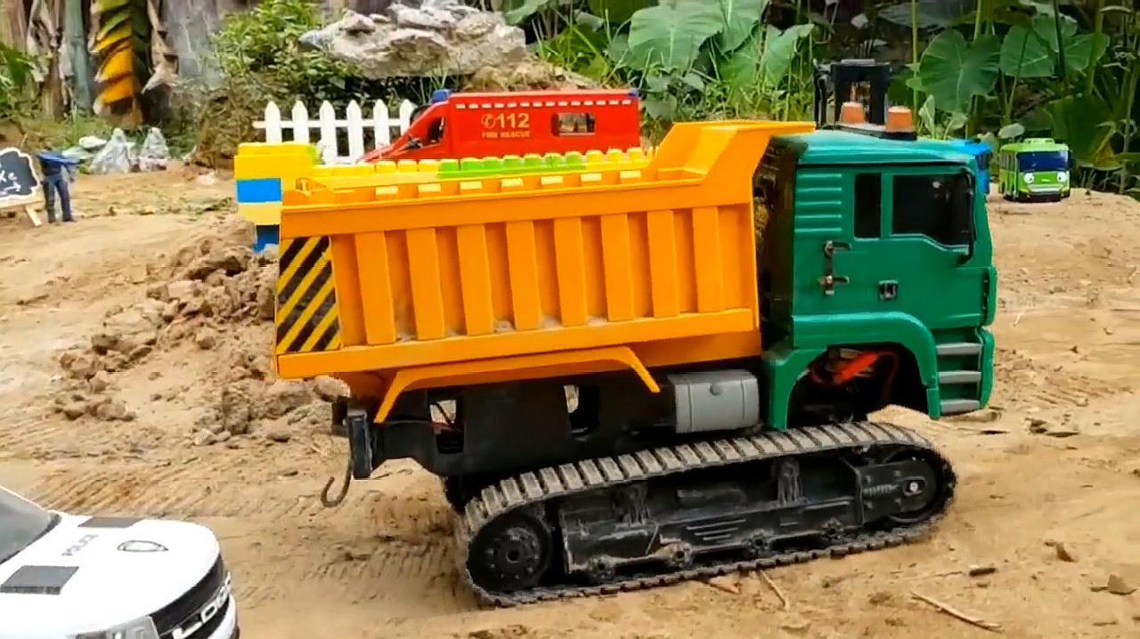 儿童玩具挖掘机挖土,在工地,挖土机大卡车工作