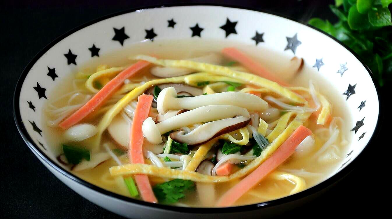 这碗三鲜菌菇汤,做法简单易学,味道鲜美,喝着清爽不油腻
