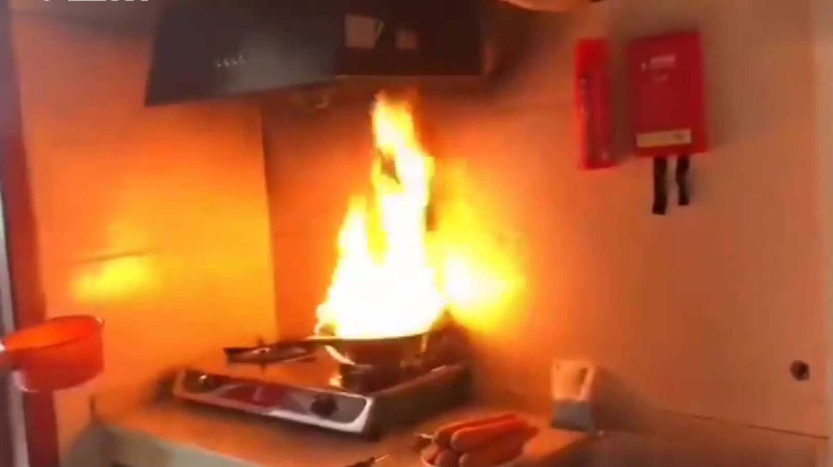 炒菜的油锅起火了,该怎么正确处理呢?为了家人安全学学吧!