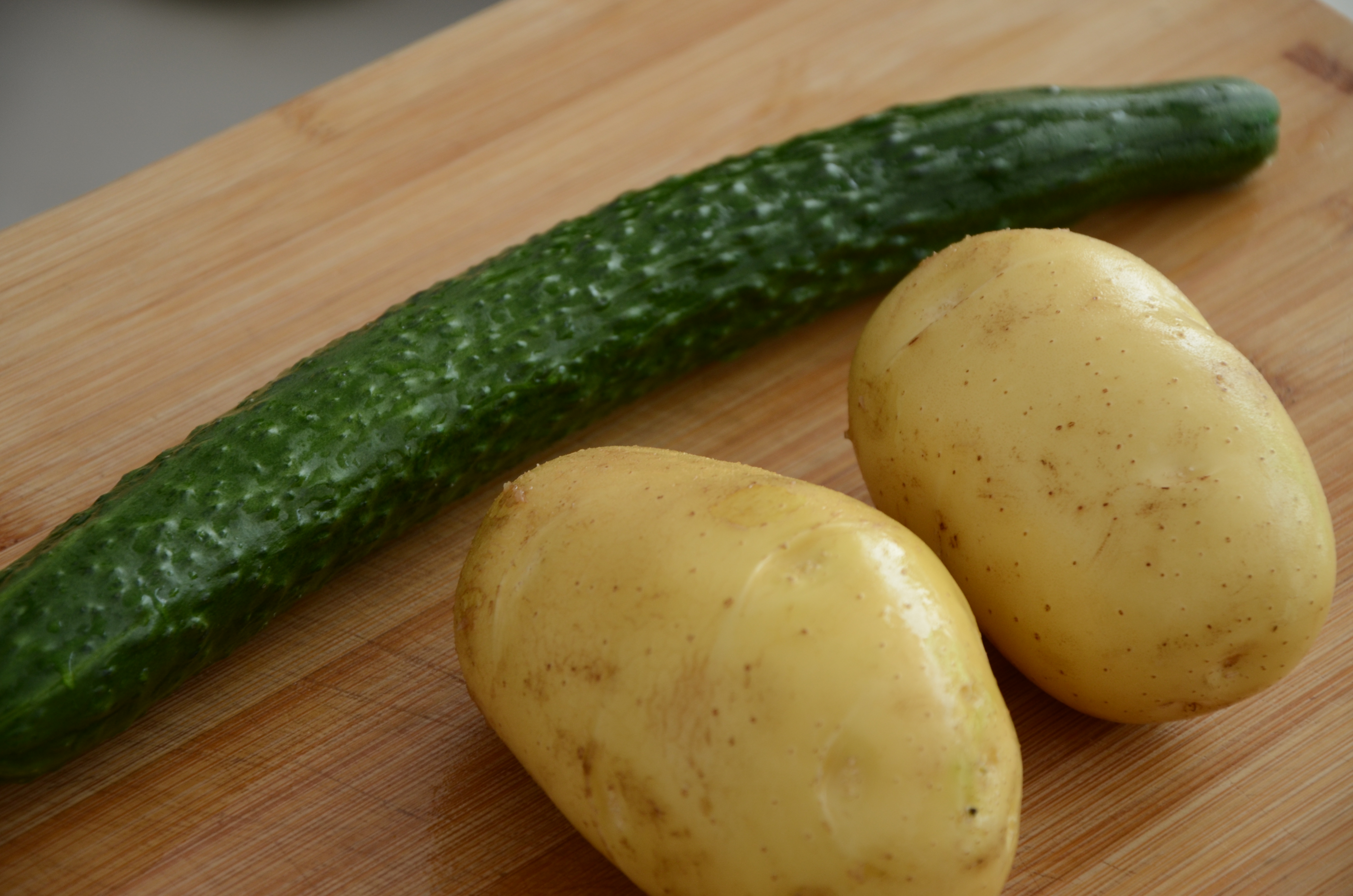 土豆不用炒着吃,加上一根黄瓜,开胃又下饭,比吃肉都过瘾