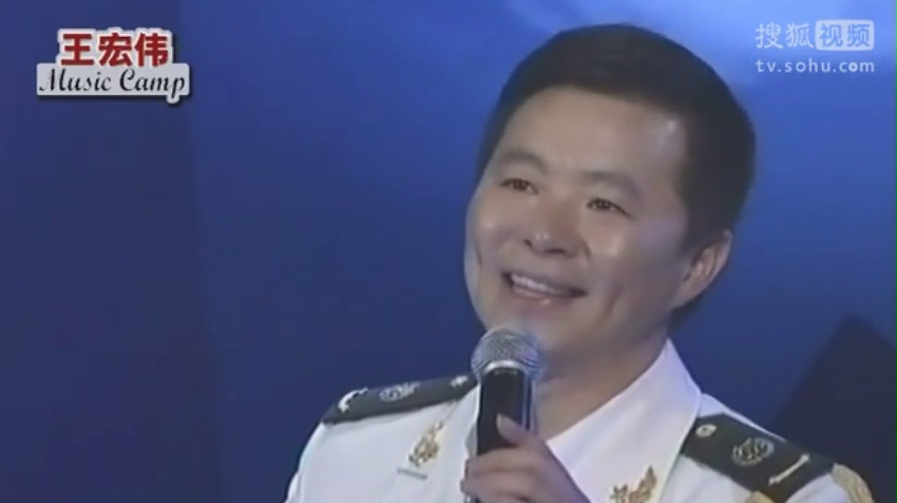 王宏伟深情献唱《月光》，歌声催人泪下，听完深有感触！