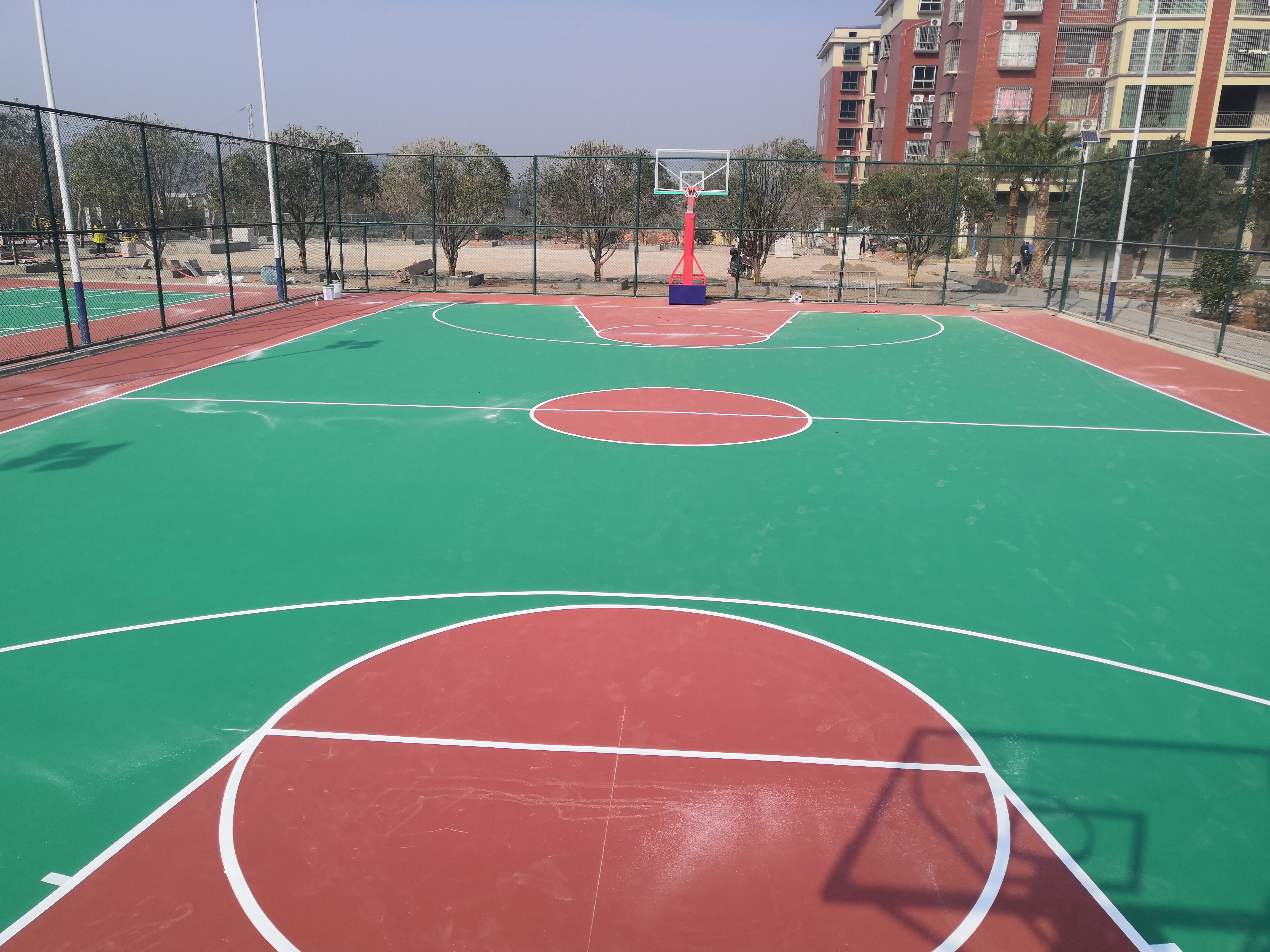 标准的塑胶篮球场