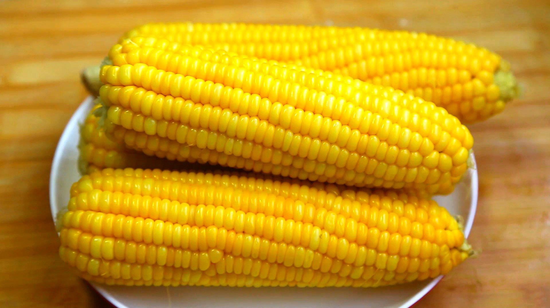 水煮玉米时，不要直接加水煮，记住两个细节，玉米又香又甜