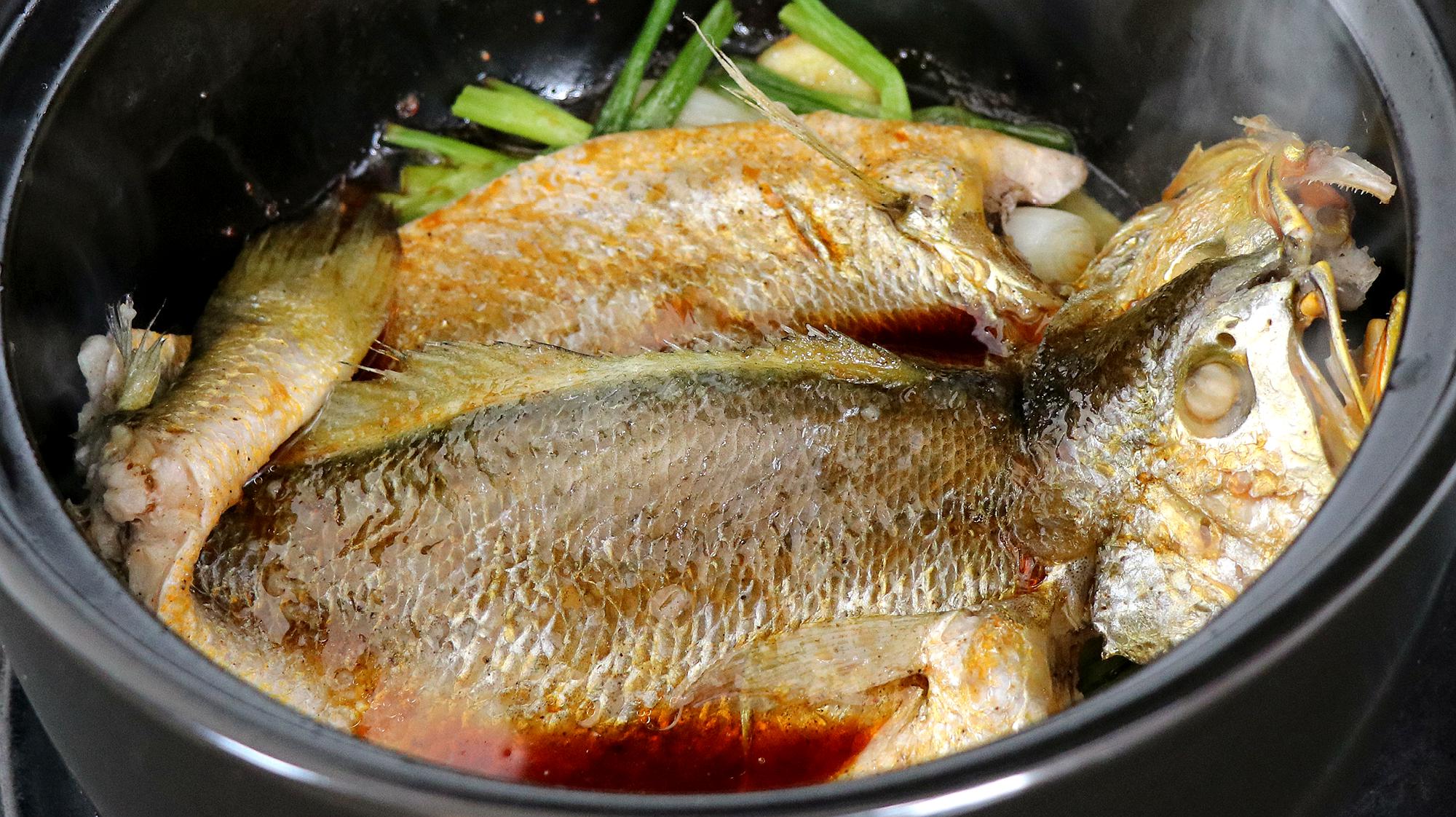 黄花鱼简单又好吃的做法,不煎不蒸,砂锅焗几分钟即可,鲜嫩美味