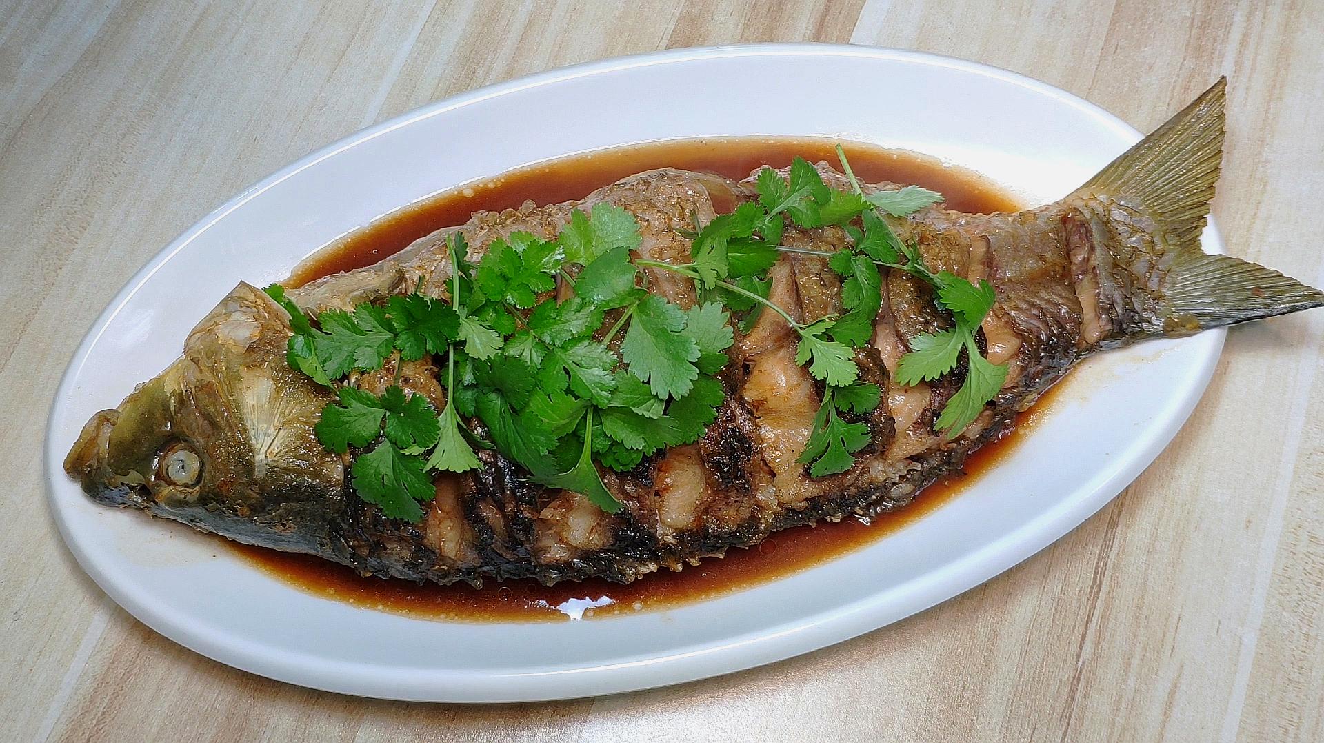 红烧鲤鱼的家常做法,用料简单,鱼肉醇香入味,吃一次就忘不了