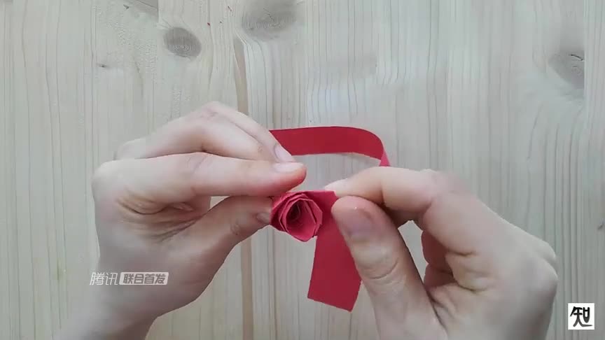 手工折纸艺术,用纸条折叠一朵漂亮的玫瑰花