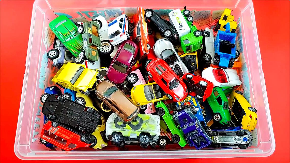 箱子里装好了好多玩具小汽车,各种各样款式的宝宝们一起来看看