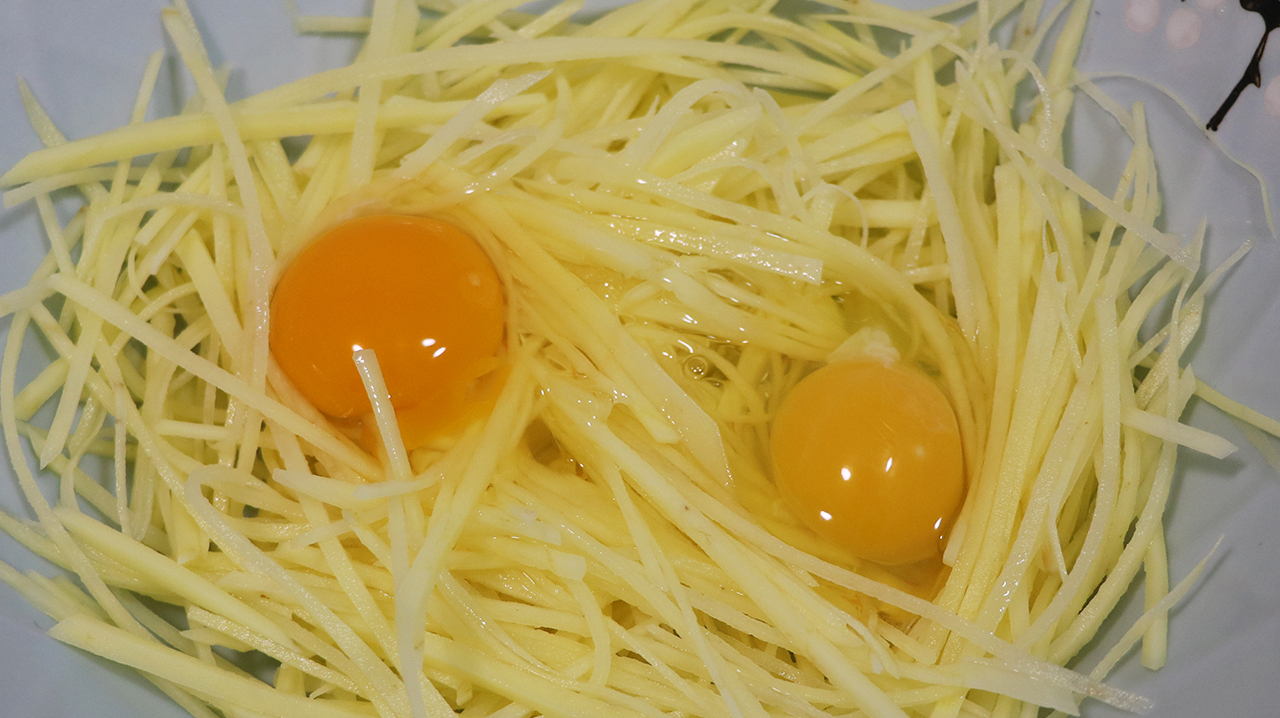 土豆丝加2个鸡蛋,没想到这么好吃,我家早餐经常吃,出锅就抢光
