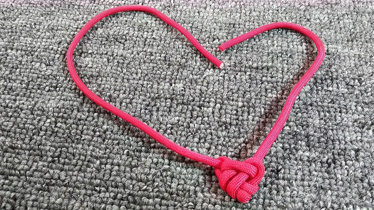 巧手编织心形绳结,寓意永结同心,能做成很好看的爱心中国结手链