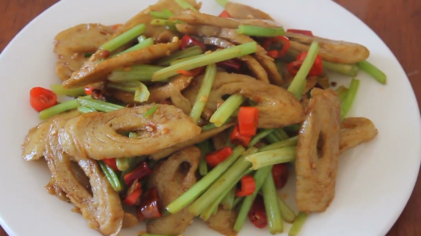 大厨教你:"小炒面筋卷"的正宗做法,香辣可口超下饭,超级爽