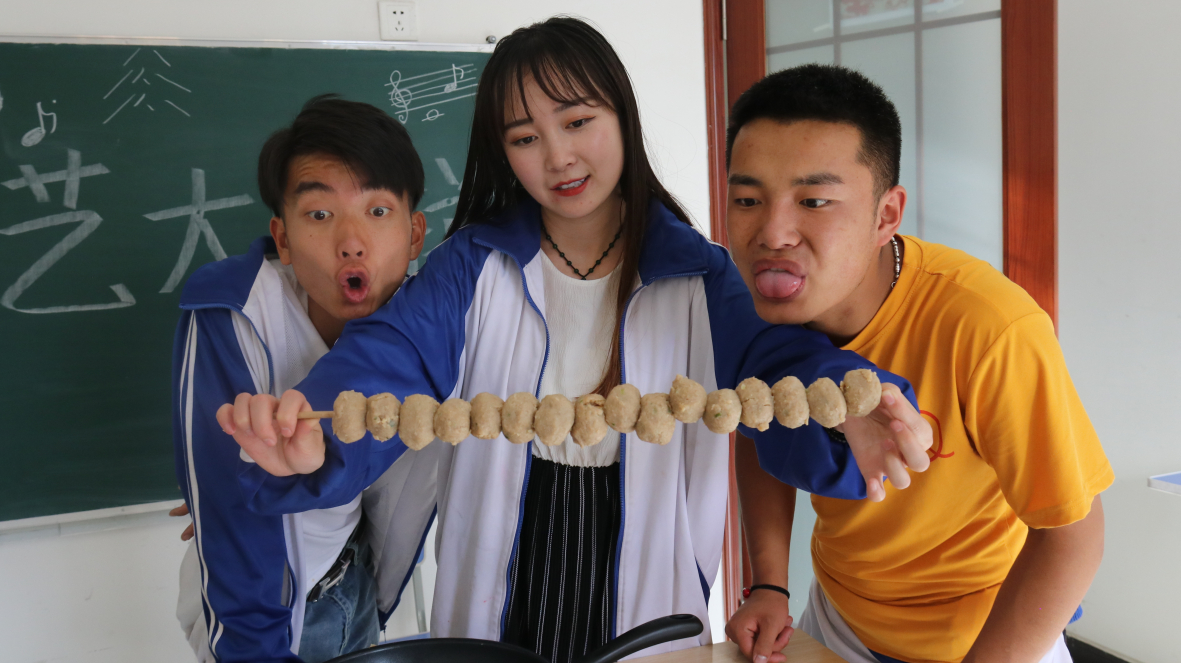 三学生竞选文艺委员,学霸表演用一根筷子夹起36个鱼丸,太搞笑了
