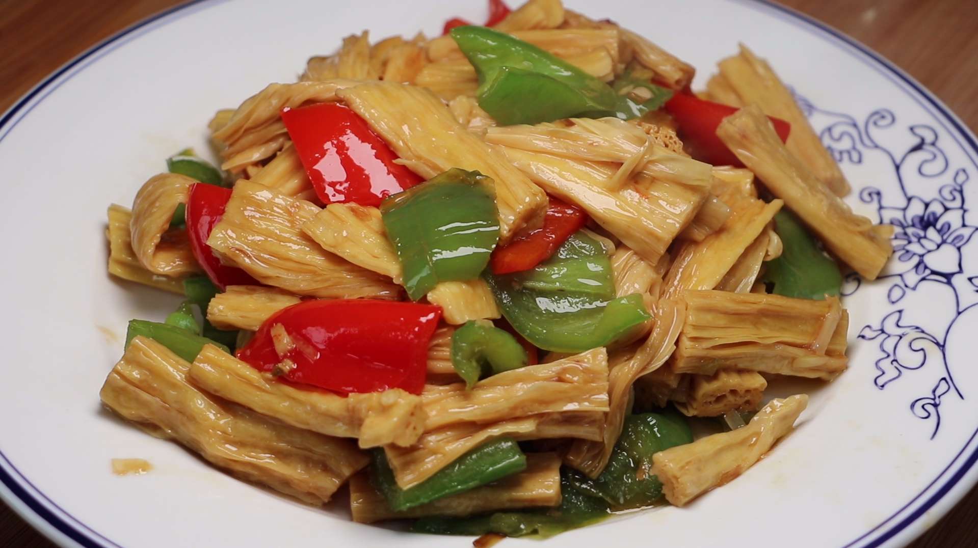 腐竹怎么炒好吃?真真教你一招,香而不腻,保证比饭店的还好吃