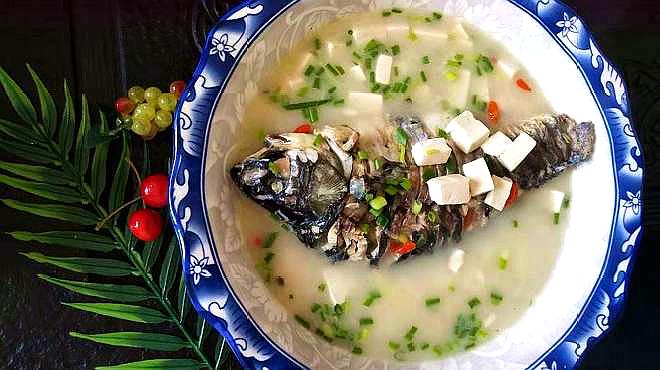 鲫鱼豆腐汤的家常做法,汤白味美又营养,做法还非常的简单