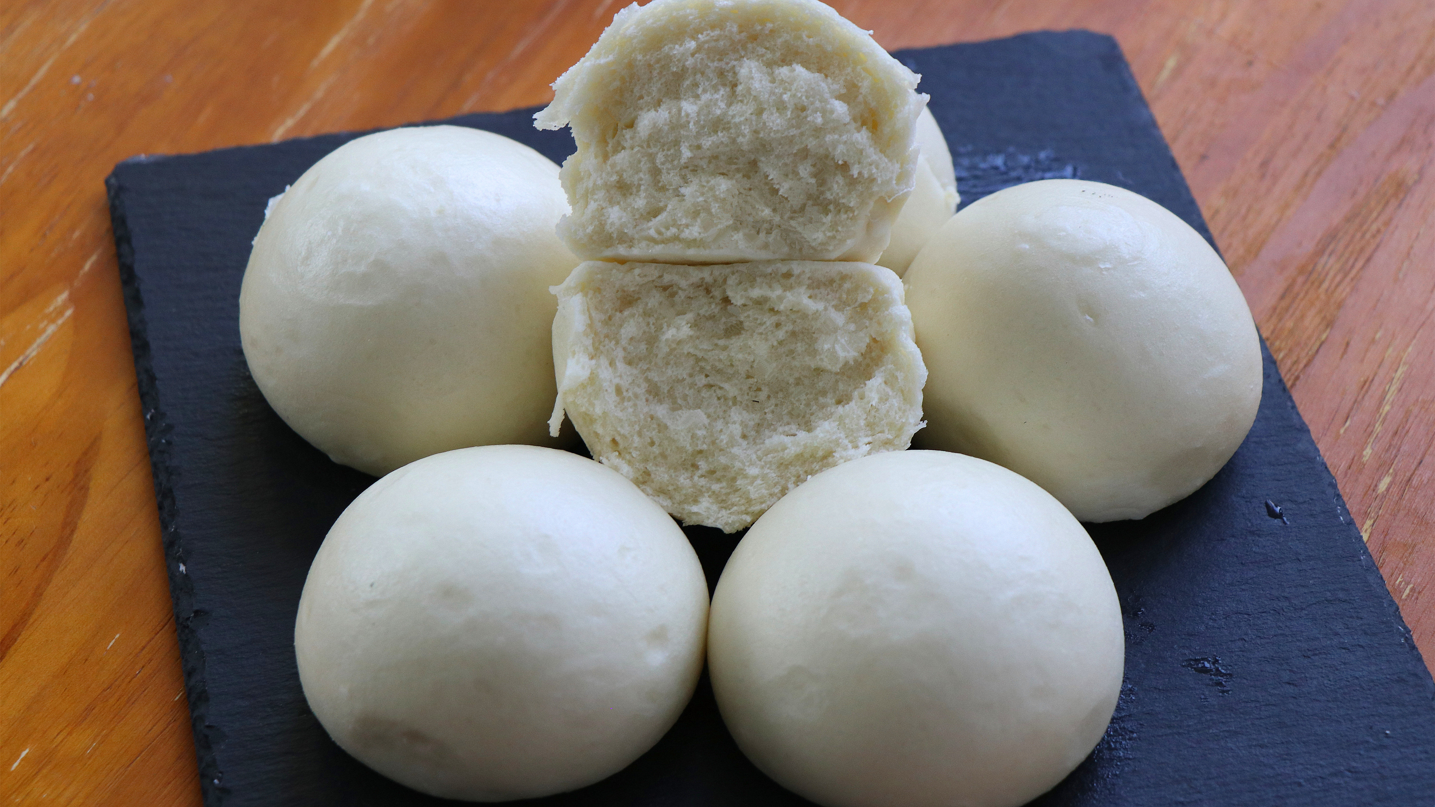 1蒸馒头:平淡的白馒头,也有丝丝的甜香溢出,口感软软的,可以养胃  02