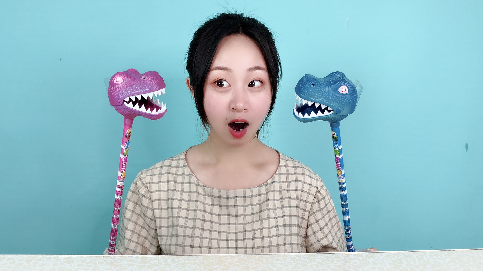 妹子试吃"恐龙糖果",这种造型的玩具,竟然还有专利?