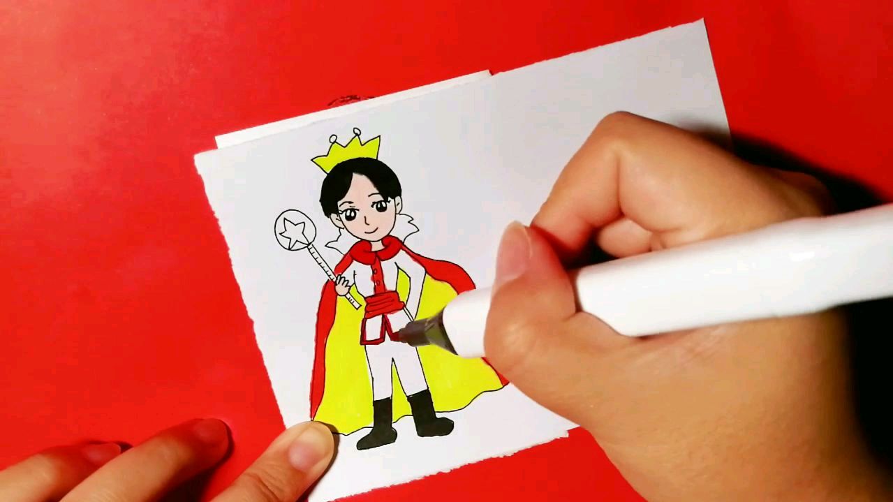 1萌萌的王子简笔画:首先画出脸部五官和王冠,接着画出身体,衣服,四肢