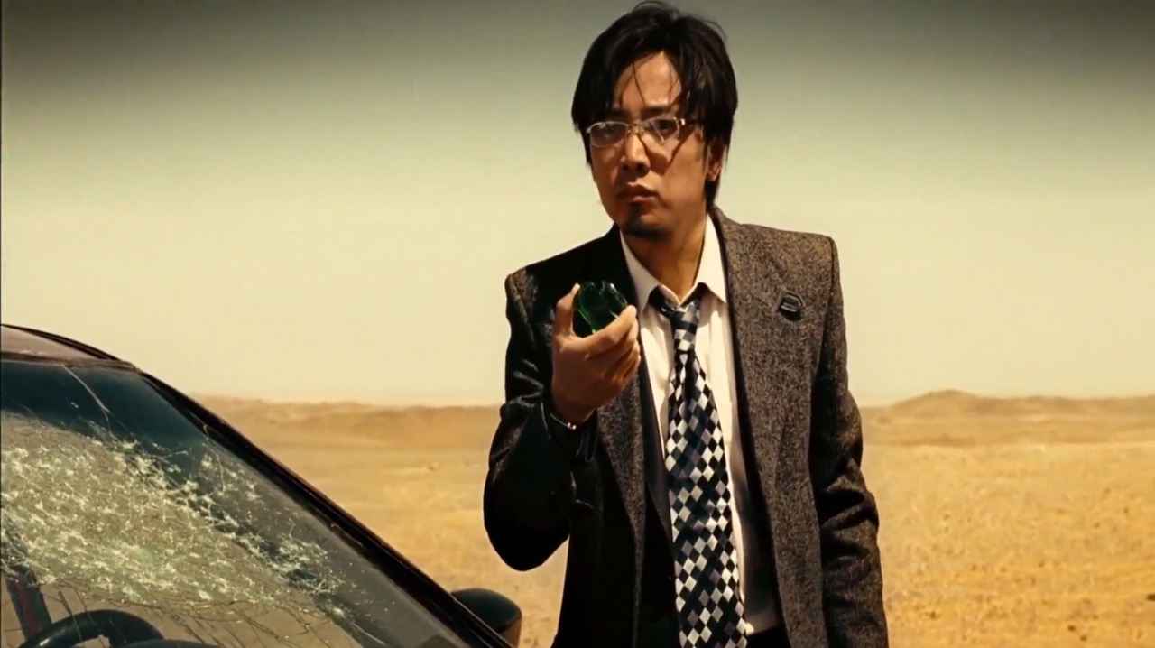 无人区:徐峥想要超车,但是却被一个酒瓶子给逼了回来,太可恶了