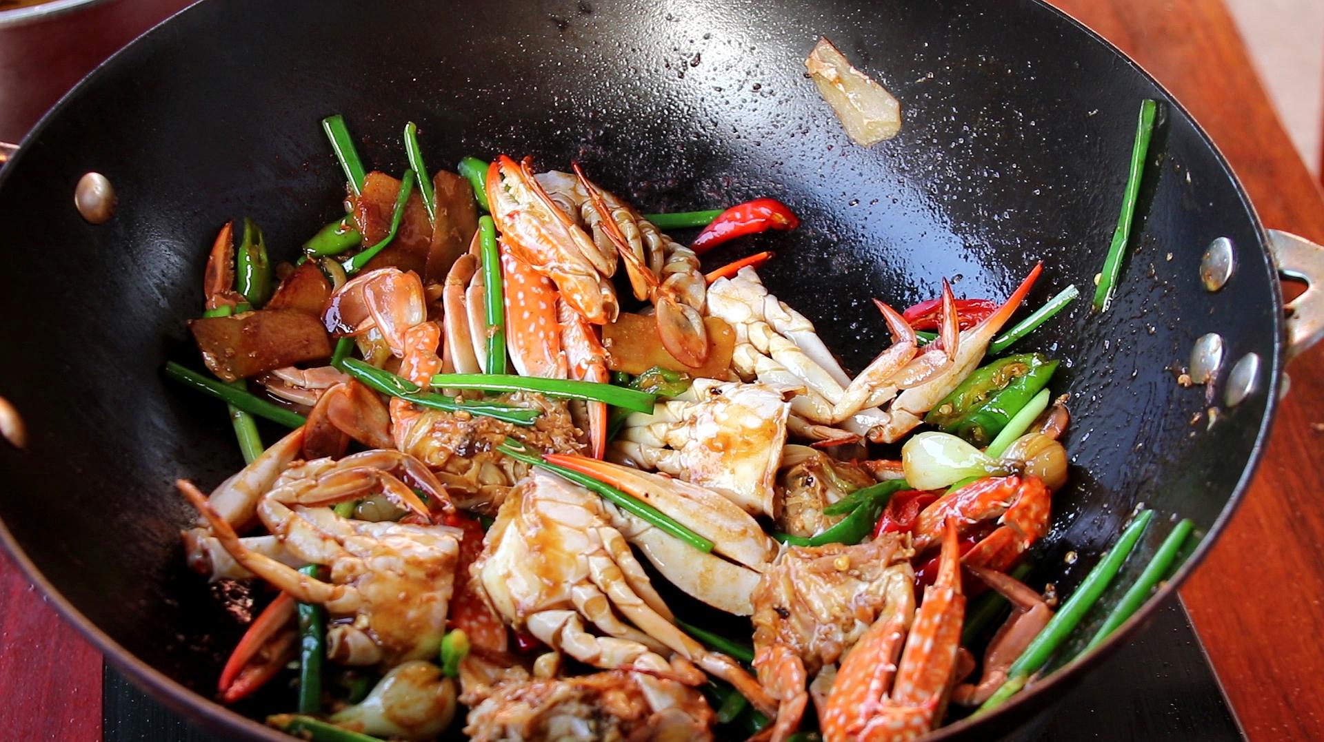 螃蟹,葱,姜煎香,然后下入料酒,水,水煮熟,最后用盐,生抽,蚝油,辣椒