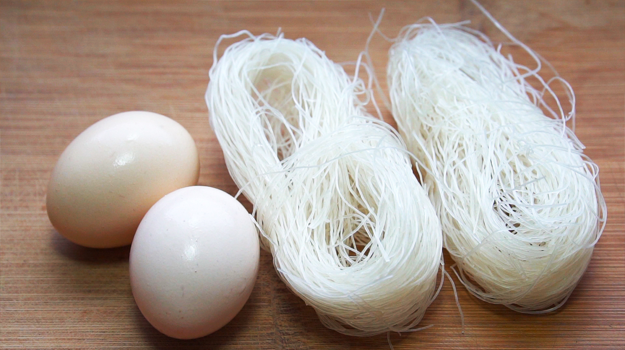 鸡蛋又出新吃法,加2把粉丝,营养又解馋,味道比吃肉还香