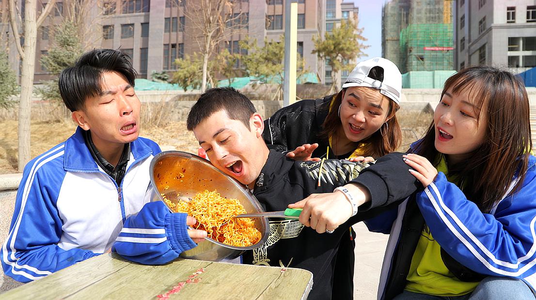 大廚打飯要跑圈,沒想學渣竟把自己跑