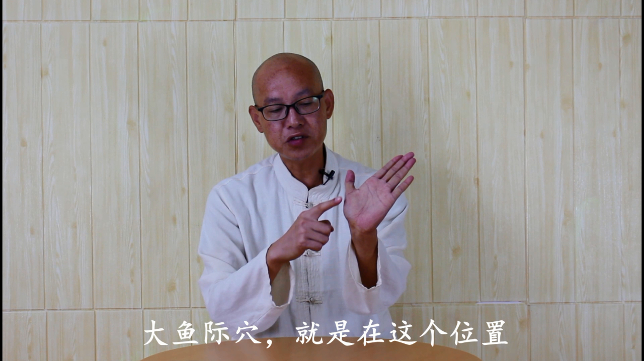 这里分享3个清除肺热的小方法:1,刮拭手臂左右的肺经;2,点按少商穴;3